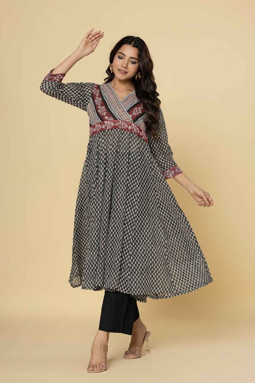 (Set of 2) Naksh Black And White Kalidar Kurta With Pants