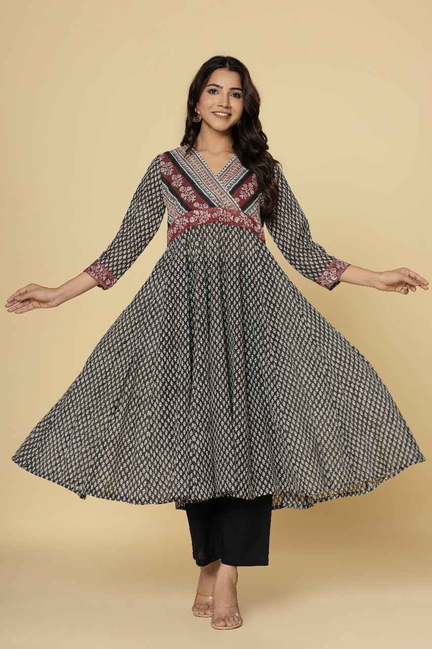 (Set of 2) Naksh Black And White Kalidar Kurta With Pants